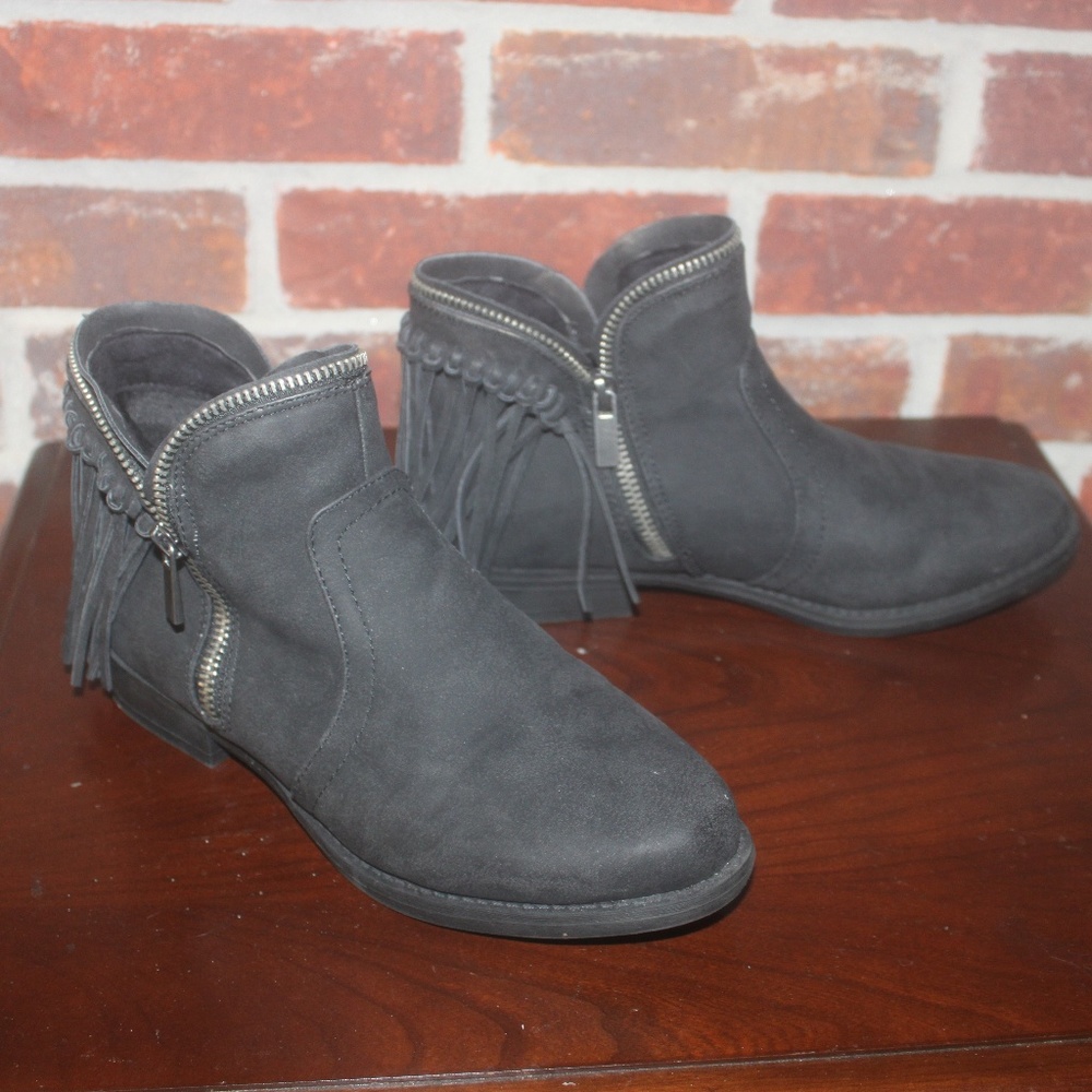 TC black faux suede ankle boots fringe zipper closure rubber sole sz 6 M EUC…